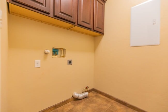 Building Photo - Beautiful Home in the Golf Course Area