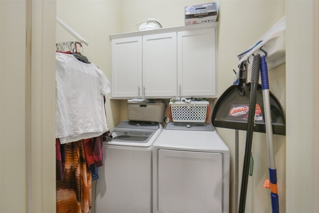 Building Photo - 5425 Hidalgo St