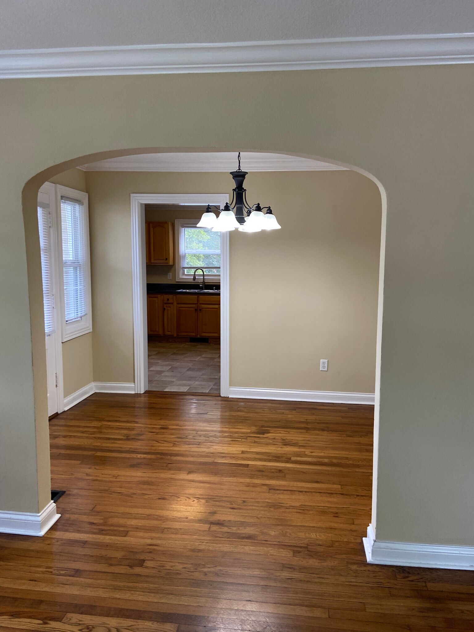 Dining - 906 Kenton St