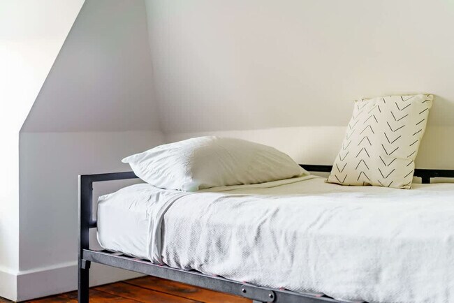 Building Photo - 254 W Poplar Ave