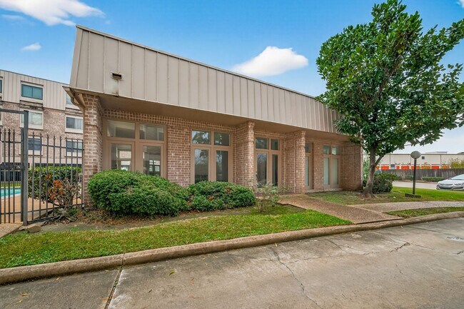 Building Photo - 2211 S Braeswood Blvd