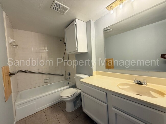 Building Photo - For Lease | Midtown Duplex | $1050 Rent