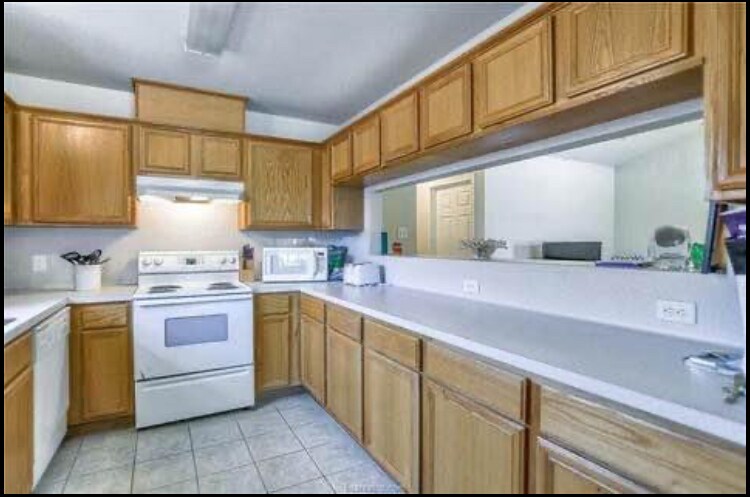 Building Photo - 921 Sun Meadow St