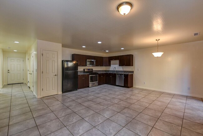 Building Photo - 3330 N Navajo Dr