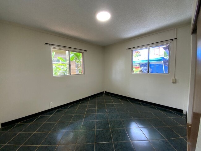 Building Photo - T1171