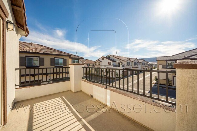 Building Photo - Stylish 2 Bed + 2.5 Bath Townhome in Murrieta