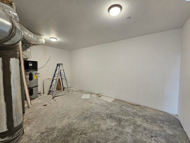 Building Photo - Primary Suite on Main w/Second Suite in Ba...