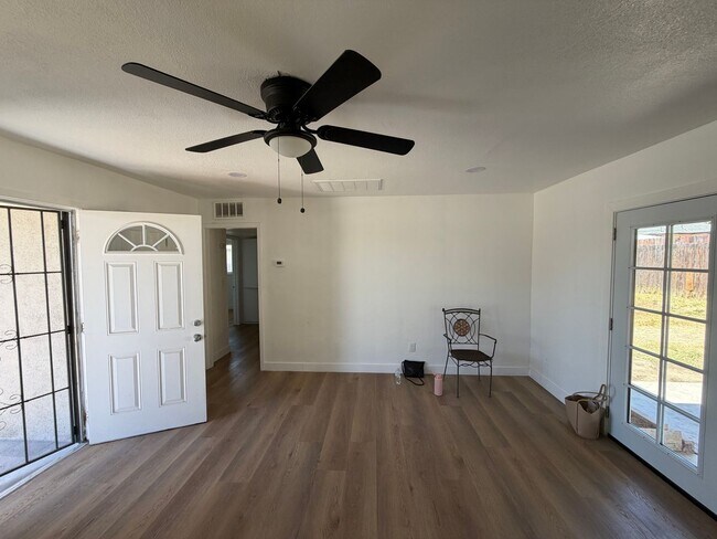 Building Photo - WoW! Newley Remodeled 3 BD 1 Ba house with a 1 Car Garage in East Bakersfield