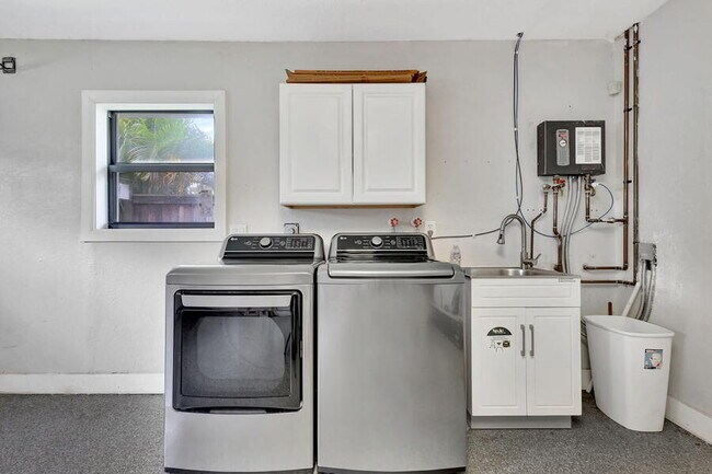 Building Photo - 400 Venice Dr