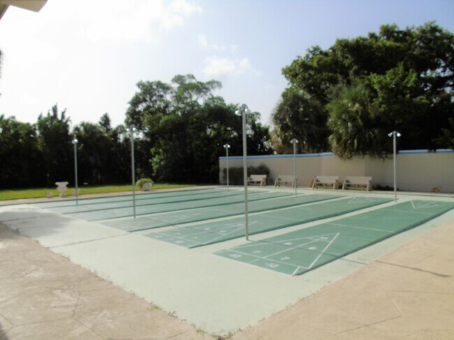 Building Photo - 309 Circle Dr S