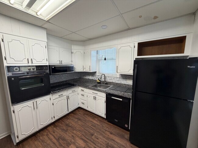 Building Photo - 402 Douglass St