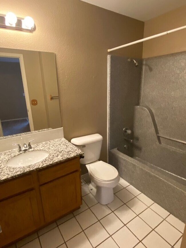 Building Photo - Cute 3 Bedroom Duplex Coming Available!