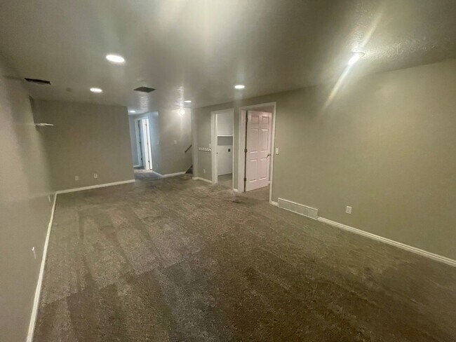 Building Photo - 550 E 250 N