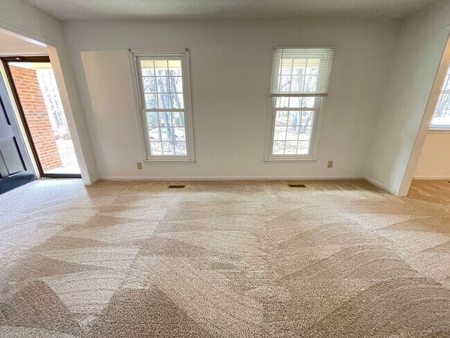 Building Photo - Lovely 3br 2ba home in quiet Chapel Hill neighborhood, walking distance to McDougle Elementary!