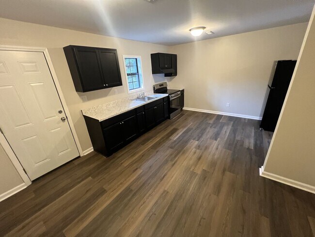 Building Photo - Beautifully Renovated 2 Bed / 1 Bath Home – Modern Upgrades Throughout!