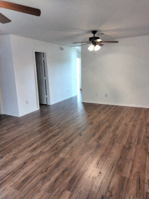 Building Photo - 20706 Settlers Lake Cir N