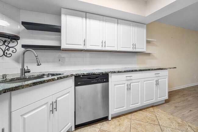 Building Photo - 18081 SE Country Club Dr