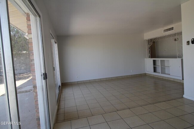 Building Photo - 317 Thunderbird Dr