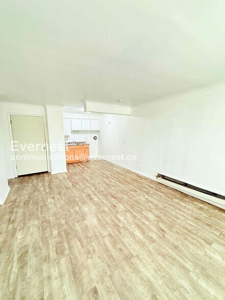 Building Photo - 15601 Schoolcraft Rd