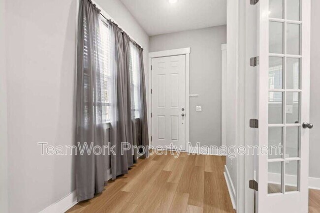 Building Photo - 553 Sound Dr