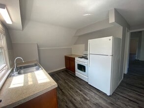 Building Photo - 1 Bed / 1 Bath Upstairs Unit with Private Balcony – Riverside Gardens