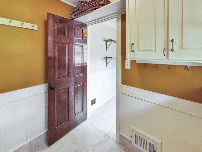 Building Photo - Cozy 4 BR 2 BR House in Piedmont Hills!