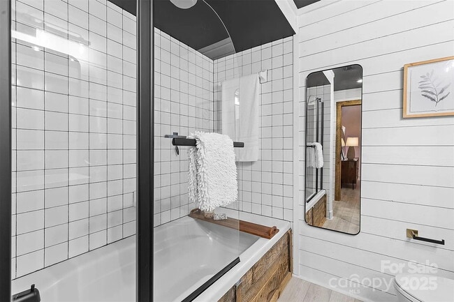 Building Photo - "Chic Urban Living: Spacious 1-Bedroom Ret...