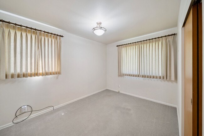 Building Photo - Charming Home in West Tulsa