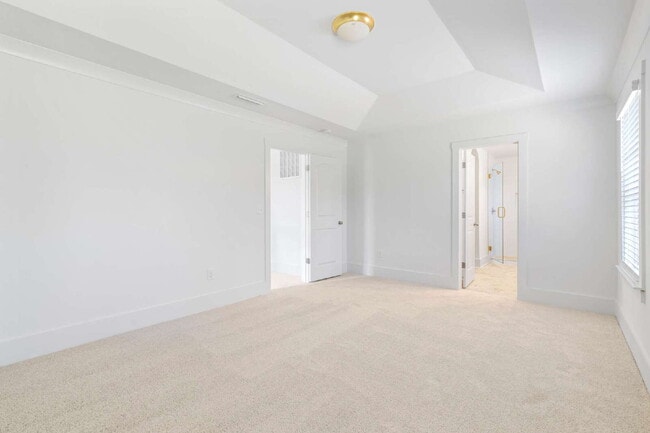 Building Photo - Experience Modern Comfort: Spacious 4-Bedr...