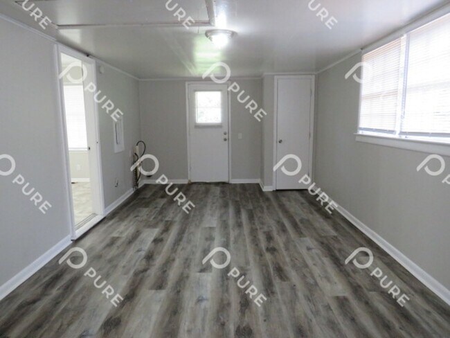 Building Photo - 2217 Linde St NW