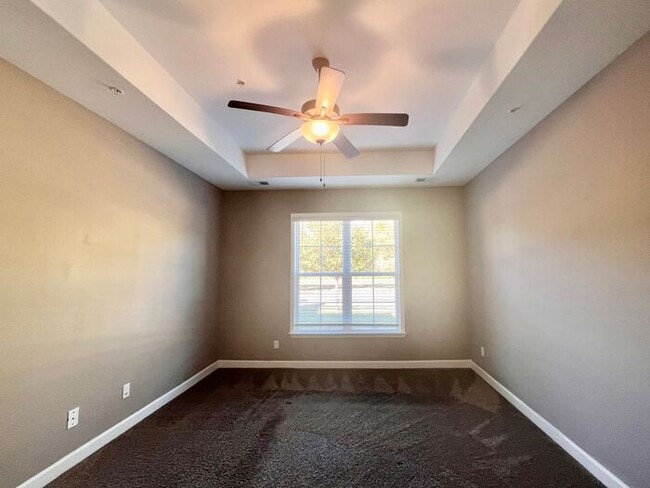 Building Photo - (COMING SOON!) 3bed/2bath Townhome w/Garag...