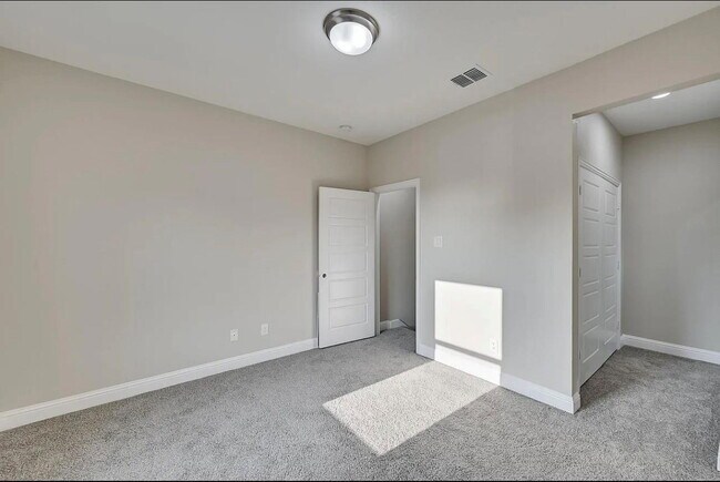 Building Photo - Spacious Townhome Near Several Parks