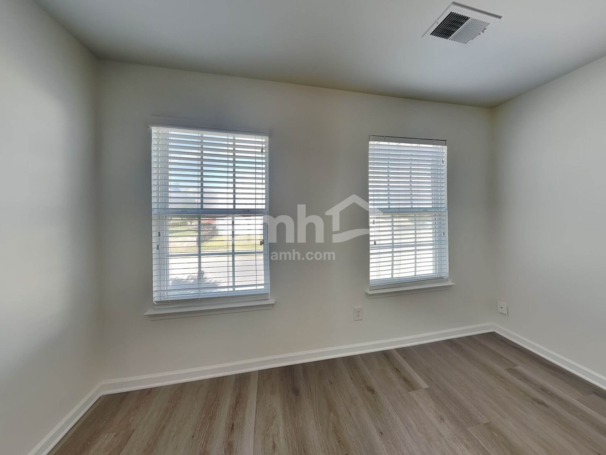 Building Photo - 2004 Centerview Dr