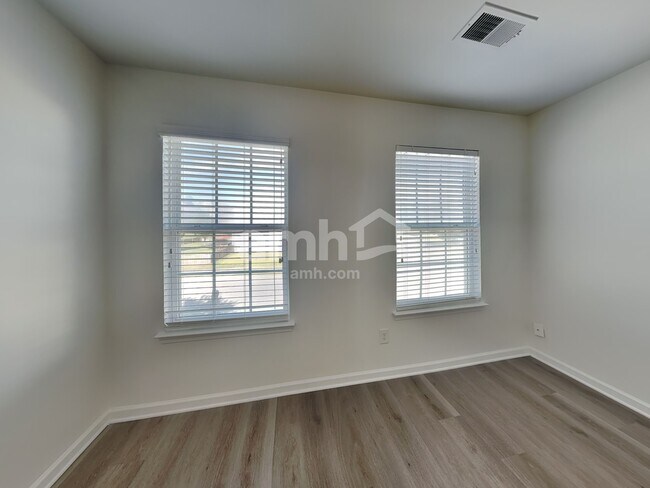 Building Photo - 2004 Centerview Dr