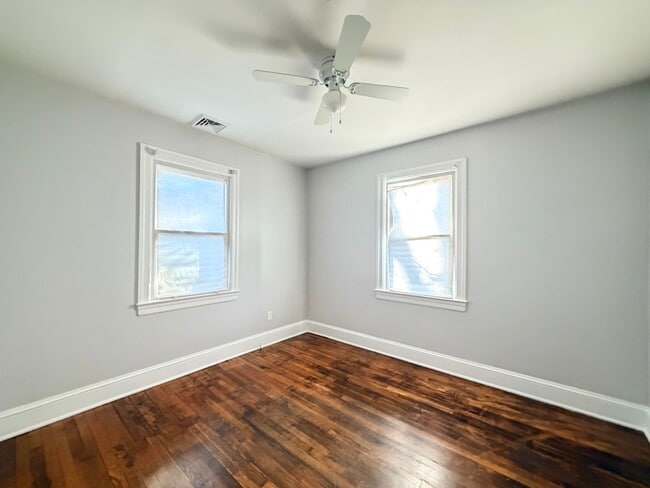 Building Photo - 104 Sycamore St