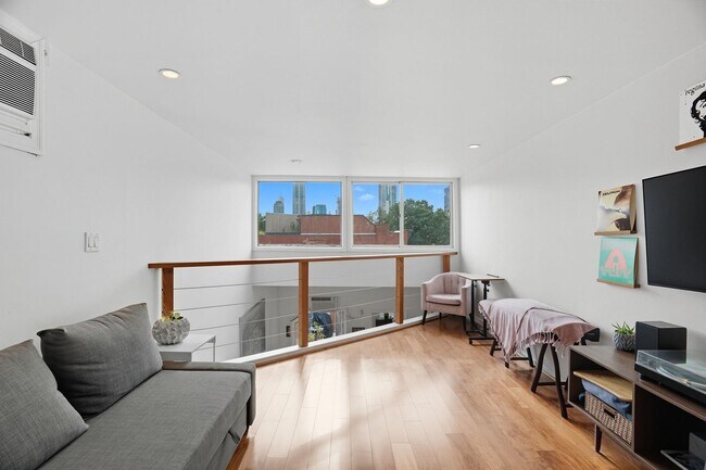 Primary Photo - 278 Monmouth St