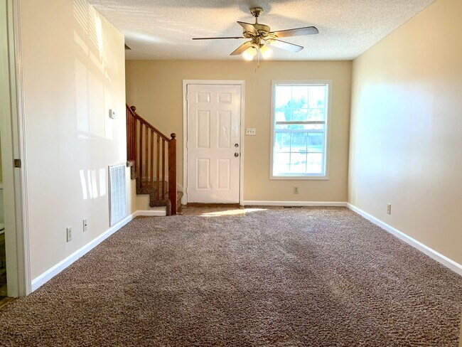 Building Photo - 811 Flyer Ct