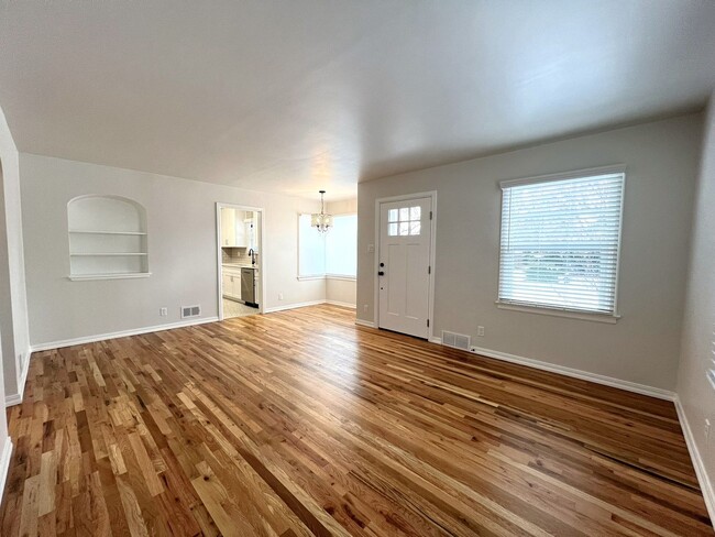 Building Photo - Fully renovated 3 bed 2 bath home on the B...