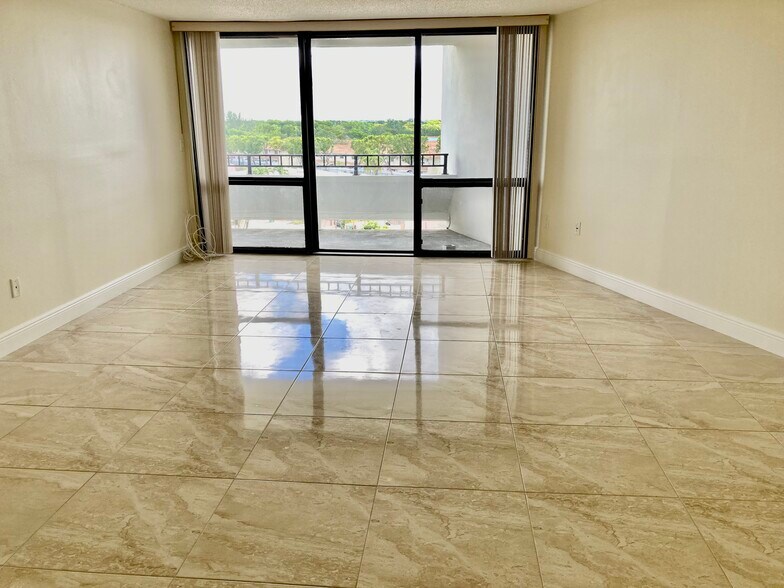 Living - 13951 SW 66th St