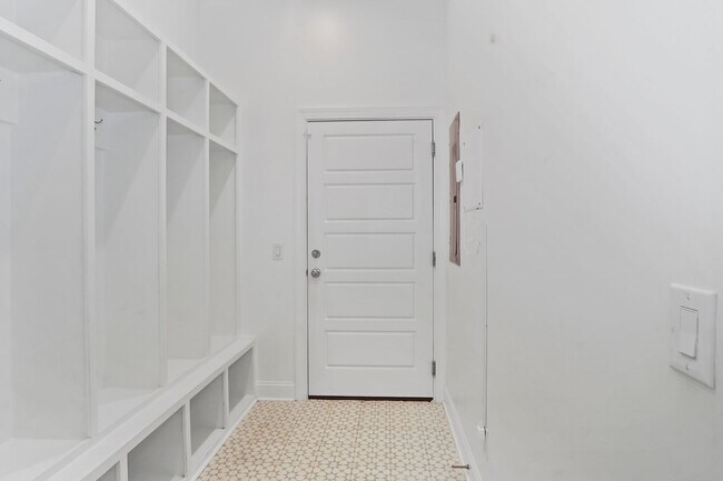 Building Photo - Pool/ Waterfront/ Custom Home in Waterways!