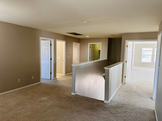 Building Photo - Full Bedroom and Bathroom Downstairs