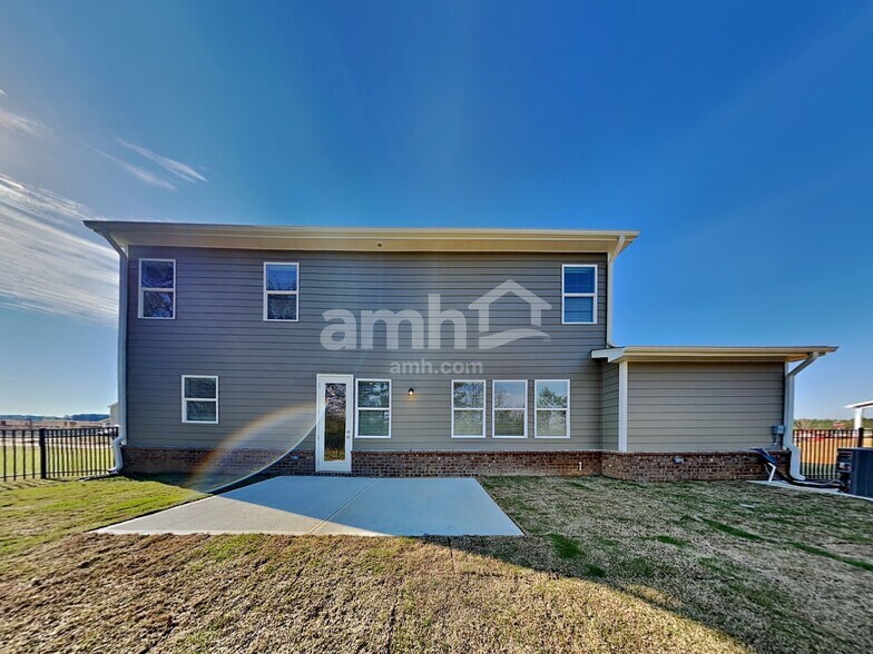 Building Photo - 305 Golucke Way