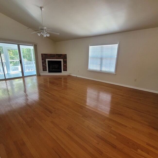 Building Photo - Welcome to this beautiful 3 bedroom, 2 bat...