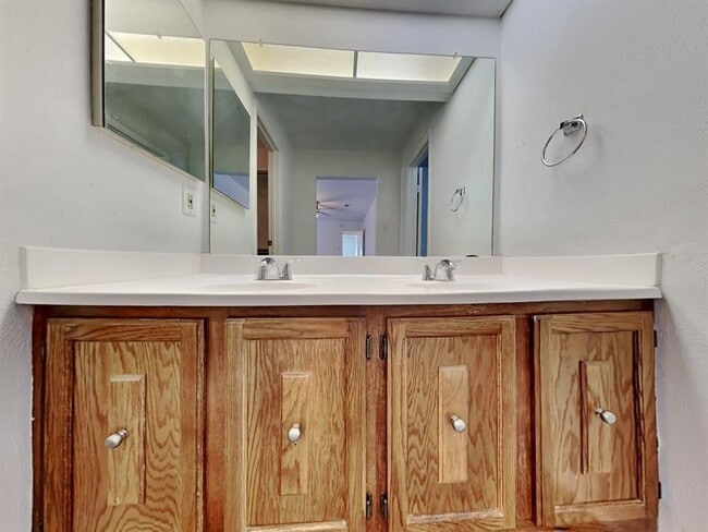 Building Photo - 14 S White Pebble Ct