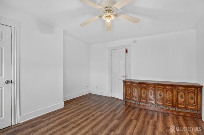 Building Photo - 127 S Pine Ave