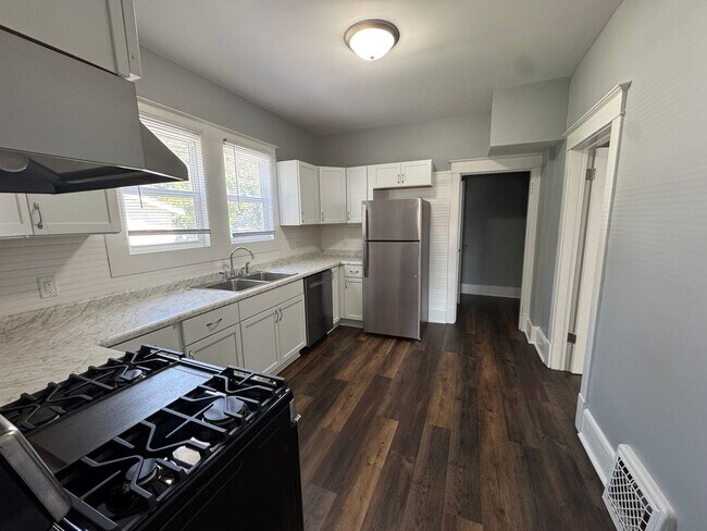 Building Photo - Updated 3 Bedroom Home in Moline