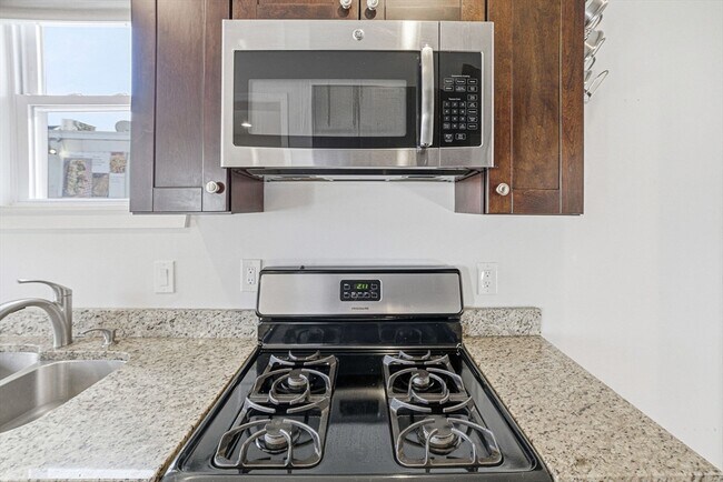 Building Photo - 659 Moody St