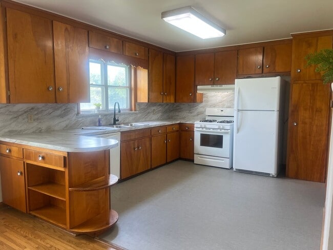 Building Photo - Midtown bungalow, beautiful hard wood floors, lots of natural light.