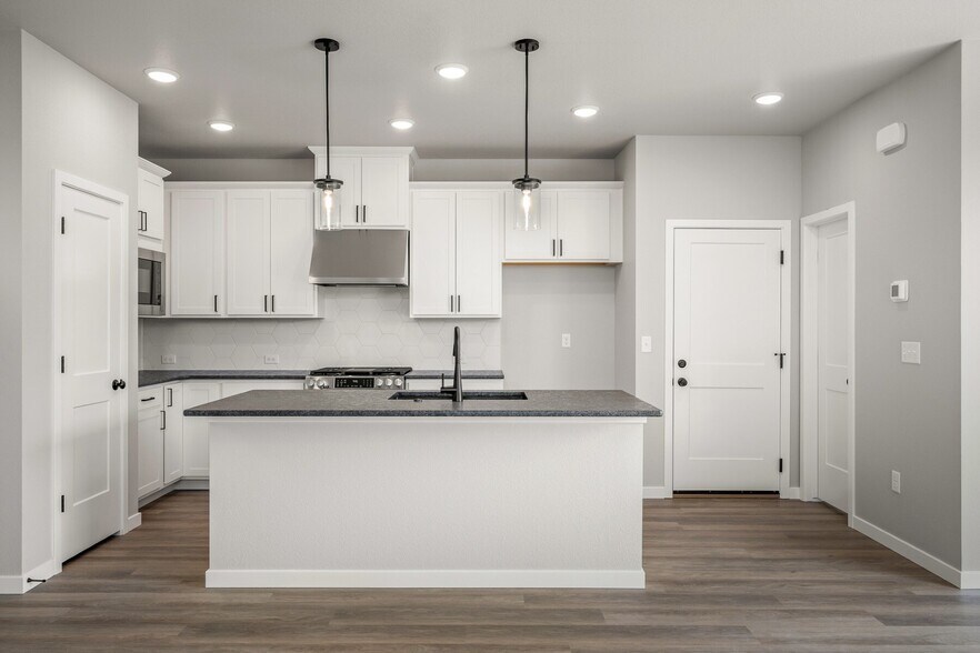 Building Photo - 6373 Scrabble Vw