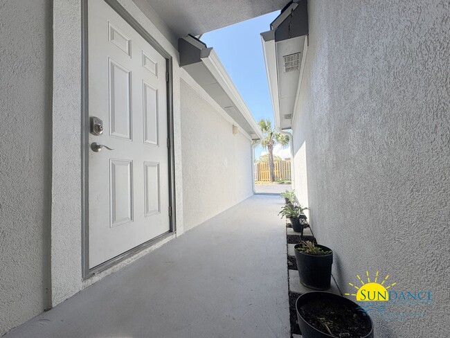 Building Photo - Stunning Waterfront 2BR/2.5BA Townhome wit...